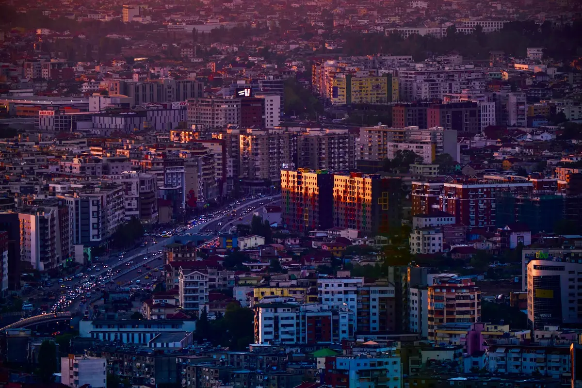 Albania tiene un permiso para trabajadores remotos que escala de 1 a 5 años y puede terminar en residencia permanente