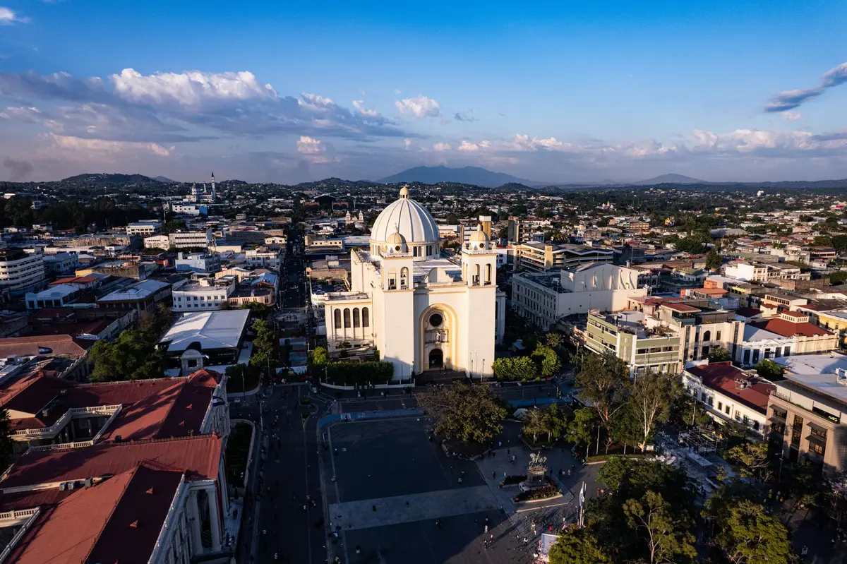 El Salvador no te cobra impuesto sobre la renta por 15 años si trabajás en tecnología