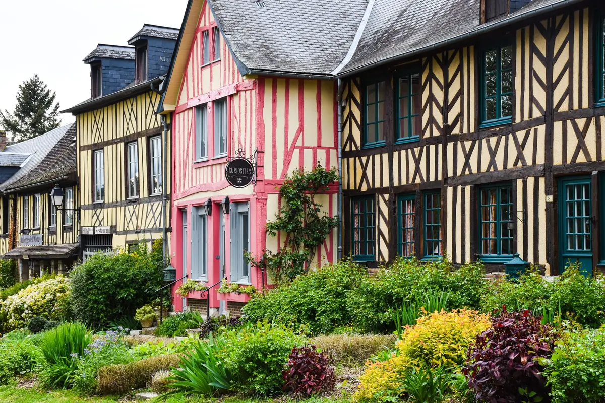 Francia busca quien reabra el café de un pueblo, con acompañamiento pagado incluido