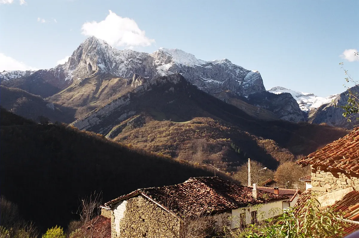 Ponga, el pueblo asturiano oculto que paga por pareja y por hijo para repoblarse